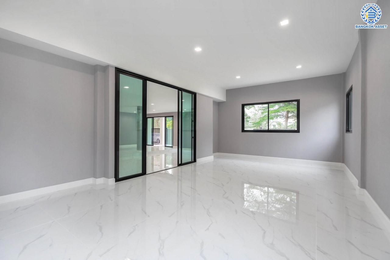 บ้านมือสองตกแต่งใหม่ ม.กฤษดานคร18 บรมราชชนนี เนื้อที่ 125 ตร.ว. บนพื้นที่ใช้สอยมากถึง 353 ตร.ม. อีกระดับของฟังก์ชัน 4 ห้องนอน 4 ห้องน้ำ 1 ห้องอเนกประสงค์ 1 ห้องแม่บ้าน จอดรถได้ 2 คัน บรรยากาศสุด Private บนทำเลศักยภาพเชื่อมต่อหลายเส้นทาง ใกล้เซ็นทรัลปิ่นเกล้า ม.มหิดล และทางด่วน "กาญจนาภิเษก"...